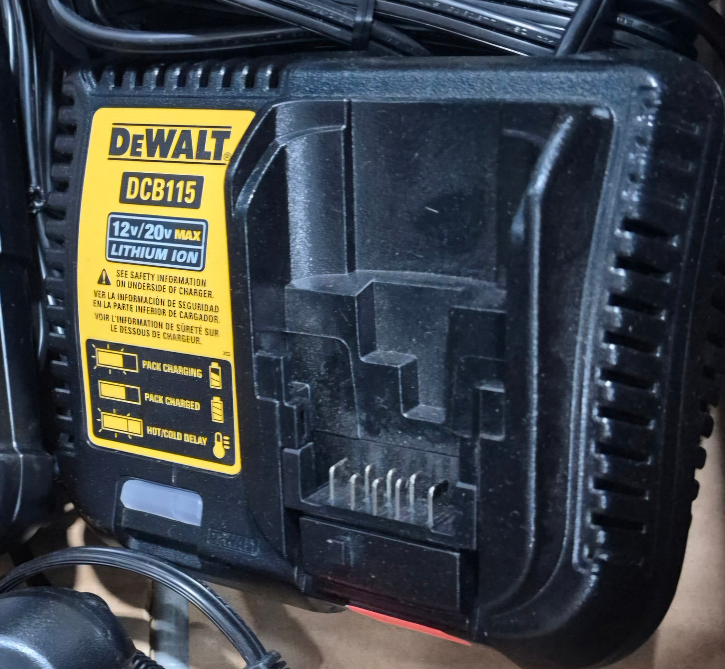 Dewalt dcb115 20v charger (open box, display)