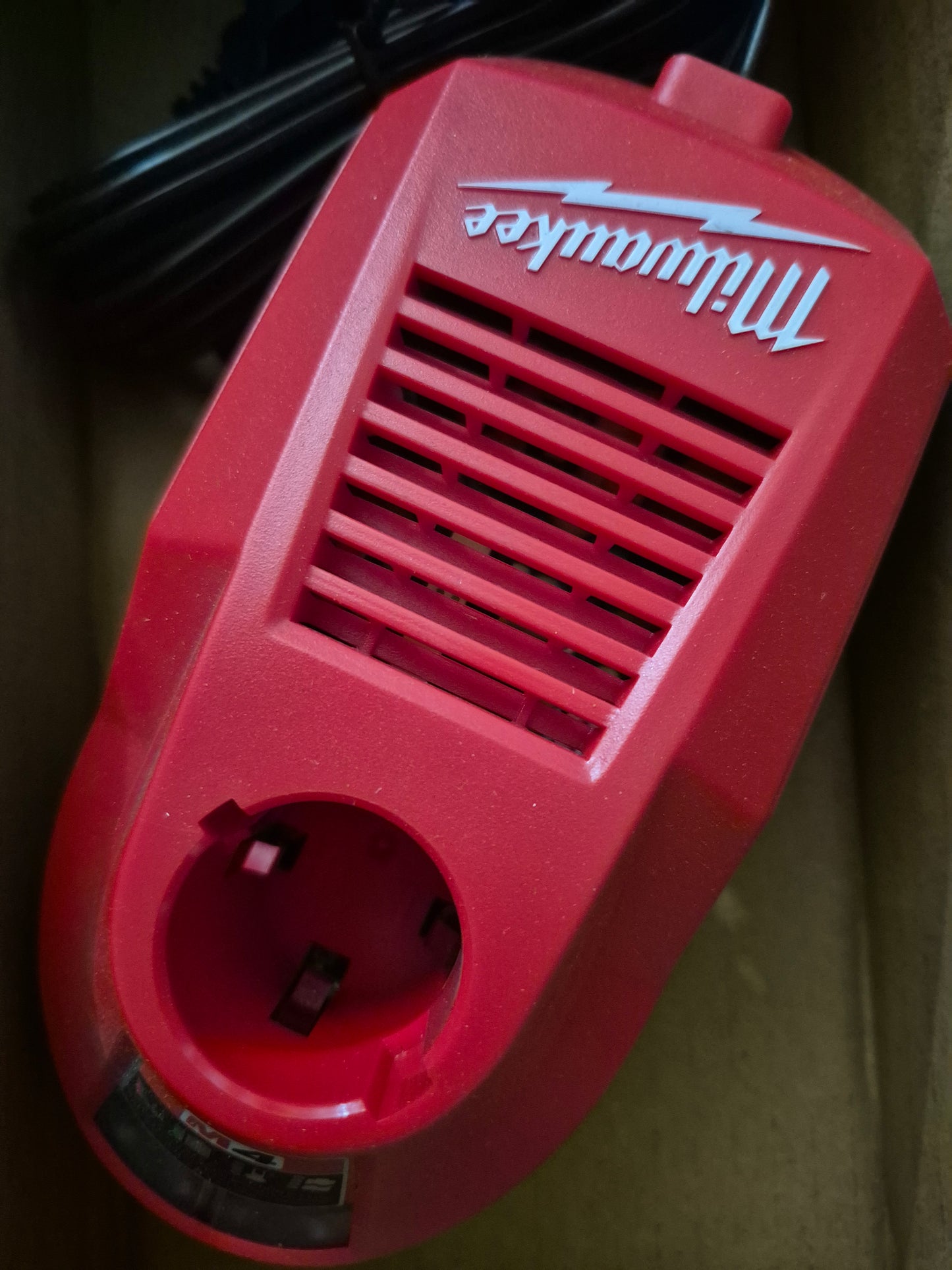 Milwaukee m4 charger 4v