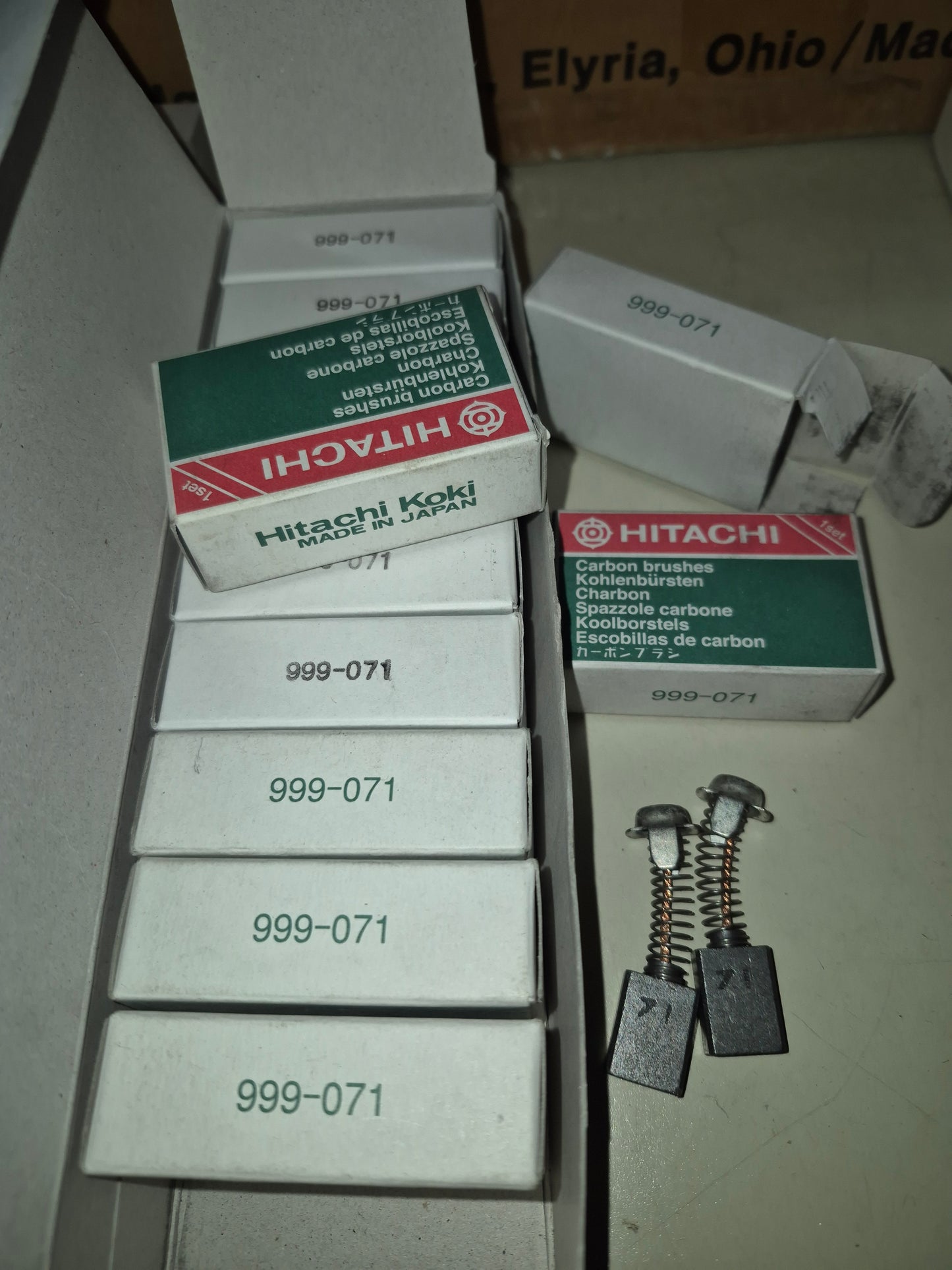 Hitachi 999071 carbon brush pair