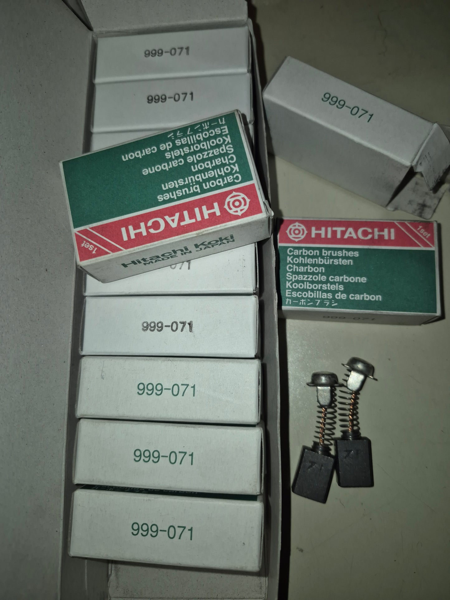 Hitachi 999071 carbon brush pair