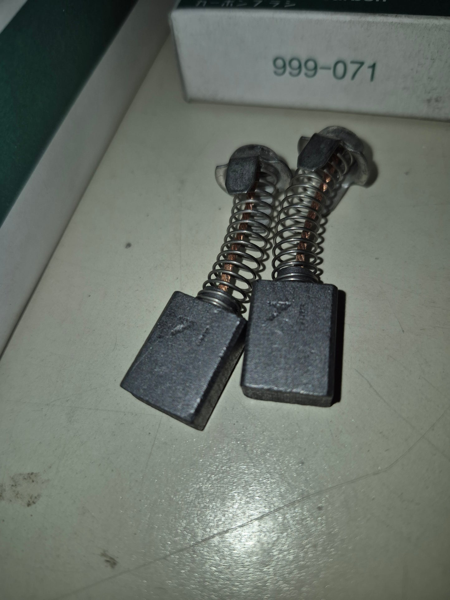 Hitachi 999071 carbon brush pair