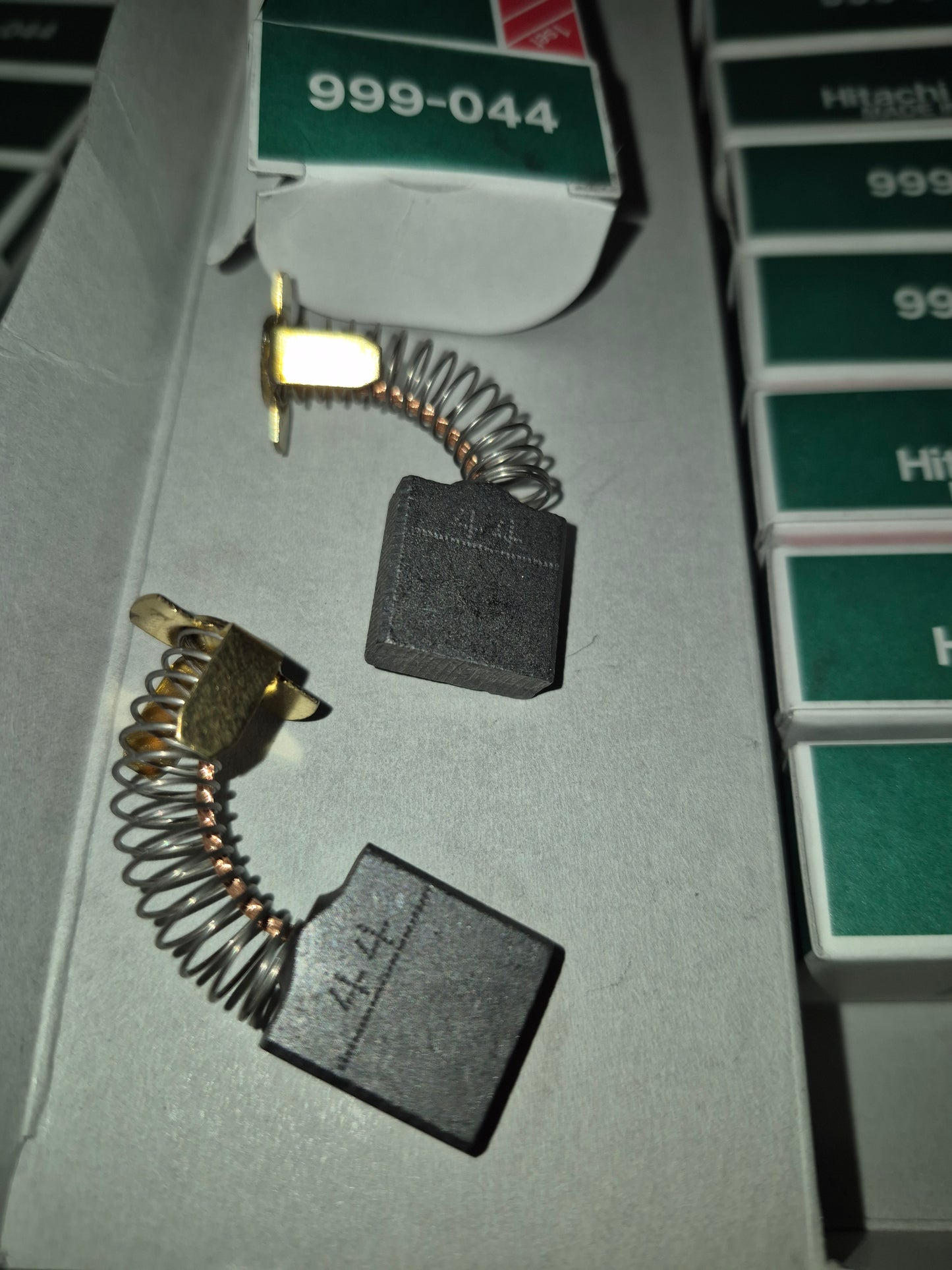 Hitachi 999044 carbon brush pair