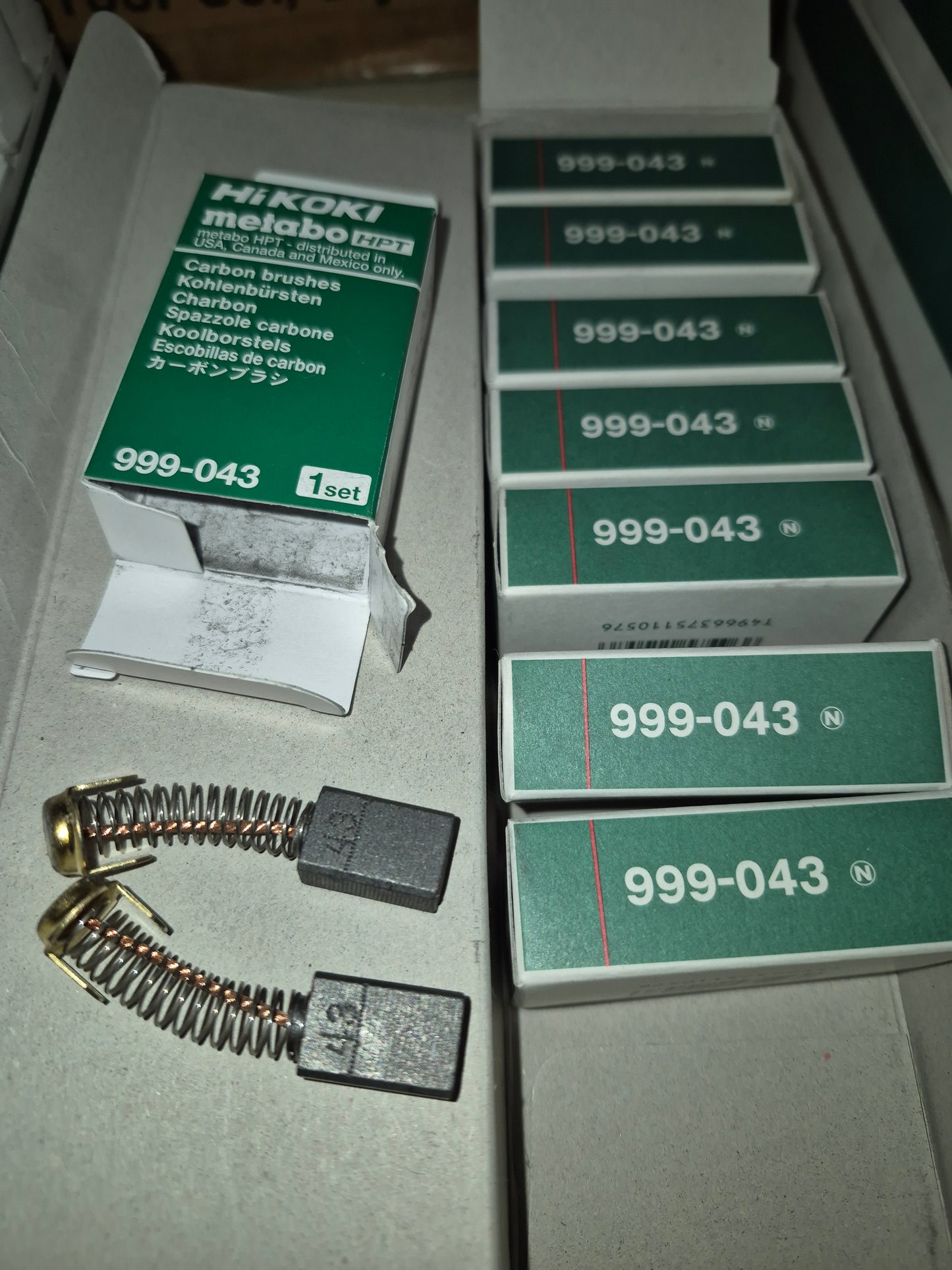 Hitachi 999043 carbon brush pair