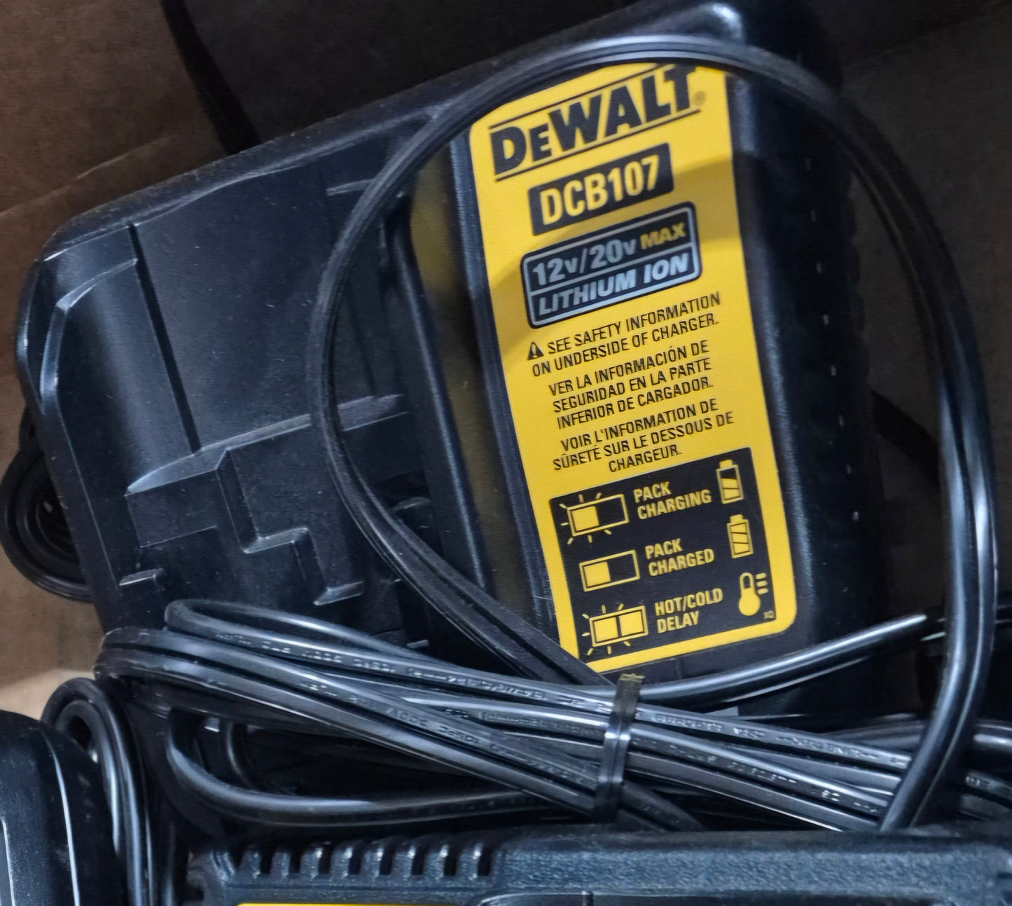 $24.95 Dewalt dcb107 20v charger (open box, display)