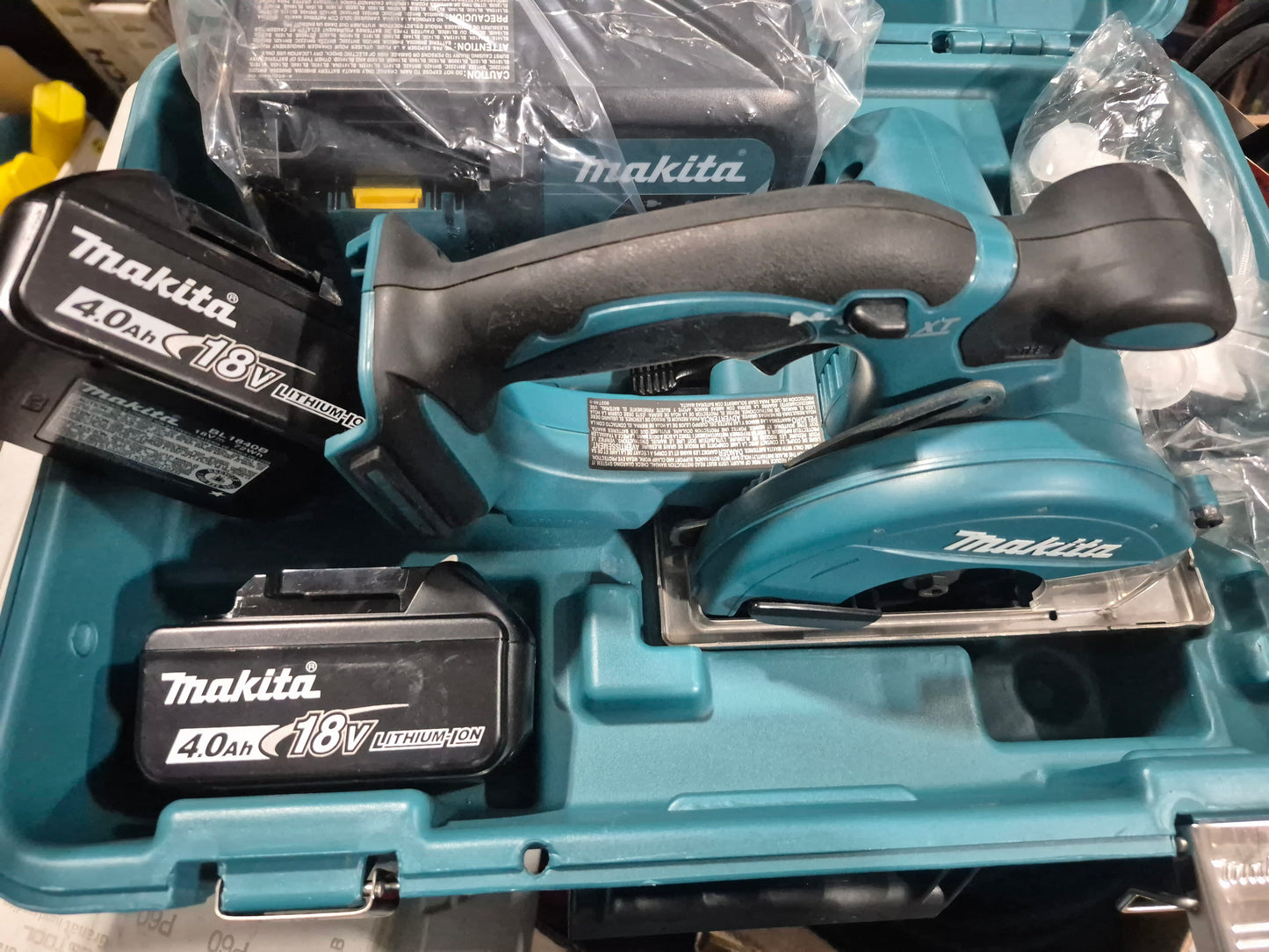 Makita 5-3/8" metal saw kit 18v x2 4.0ah battery, charger and hard case.