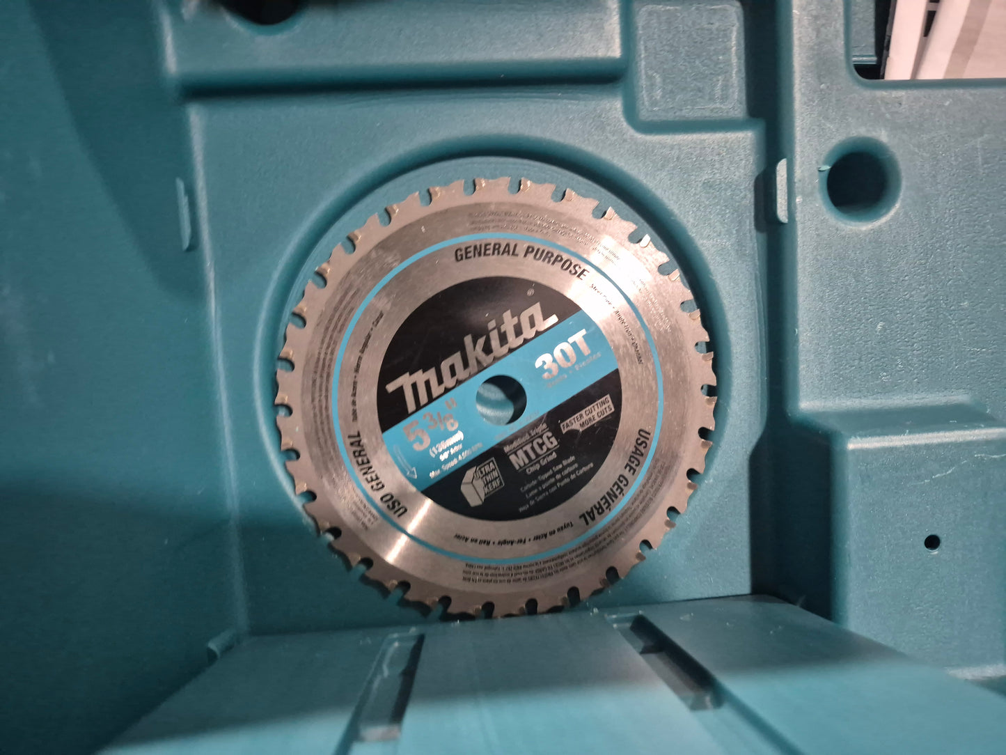 Makita 5-3/8" metal saw kit 18v x2 4.0ah battery, charger and hard case.